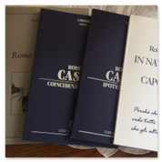 Pile di libri di poesia con copertine visibili