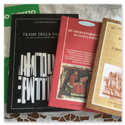 Pile di libri di poesia con copertine visibili