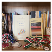 Pile di libri di poesia con copertine visibili