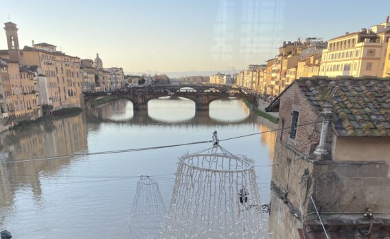 Tram che attraversa una via cittadina al crepuscolo