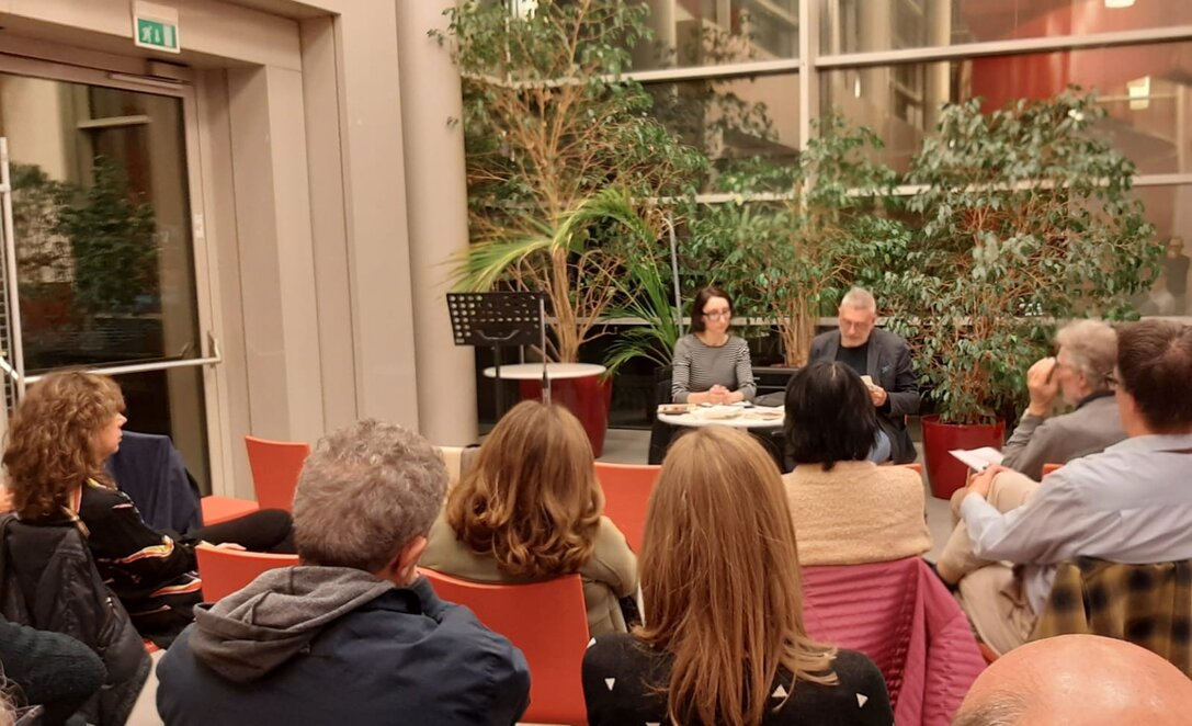 Incontro in biblioteca con pubblico