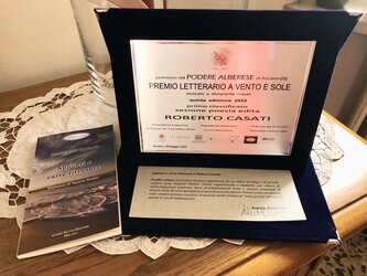 Simbolo di premio letterario con alloro dorato