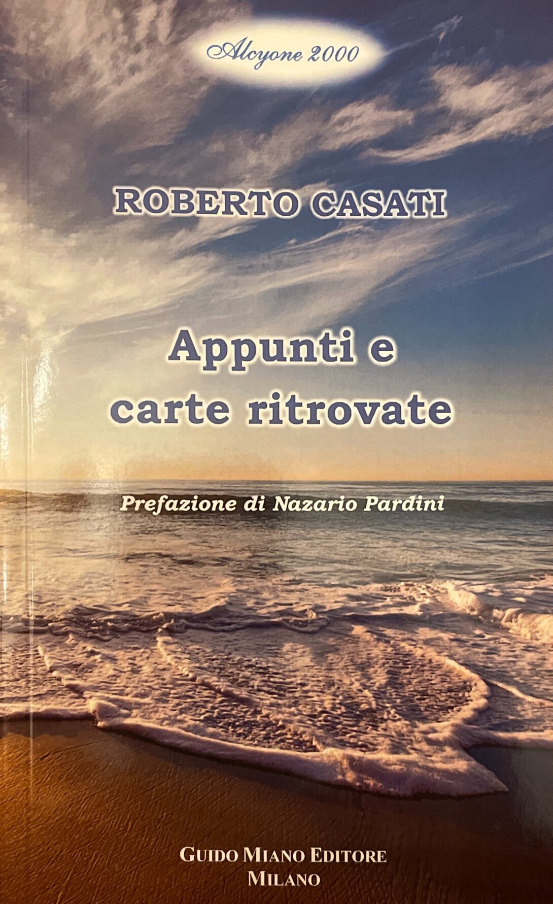 Foglio con appunti e penna su tavolo